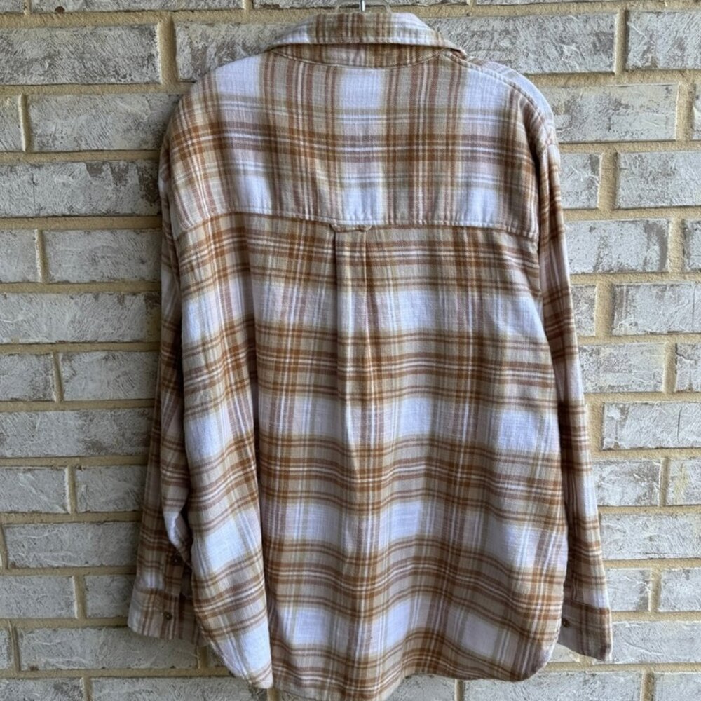Women's Plaid Button-Up Shirt - Picture 2 of 7
